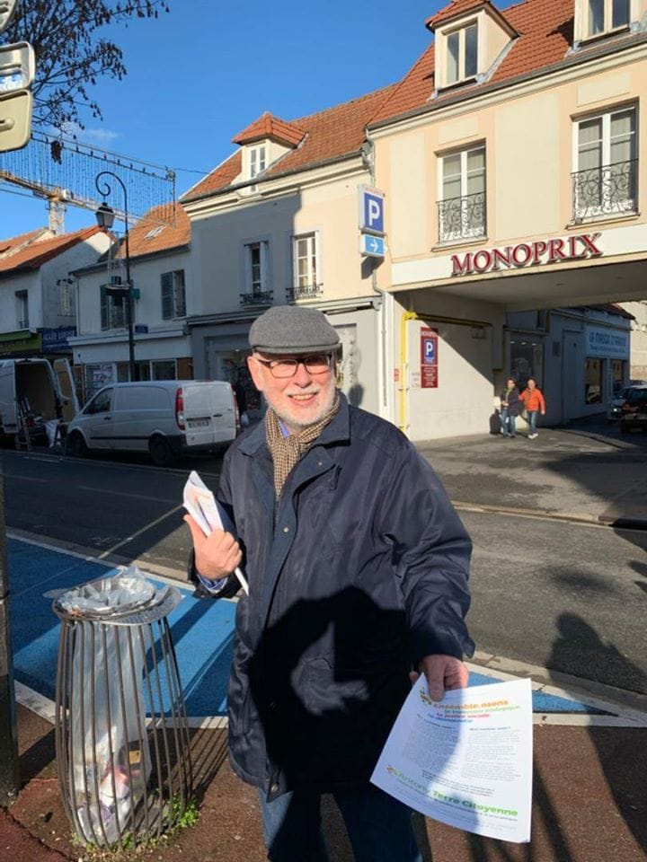 Un militant distribue des tracts d’Antony Terre Citoyenne dans le centre-ville, devant un Monoprix.