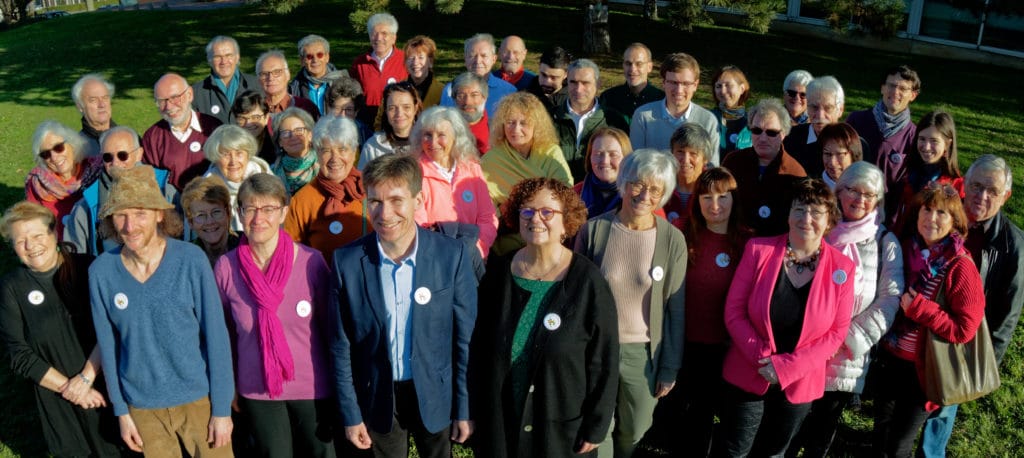 Photo de groupe des membres du collectif Antony Terre Citoyenne, sur une pelouse au soleil d’hiver.