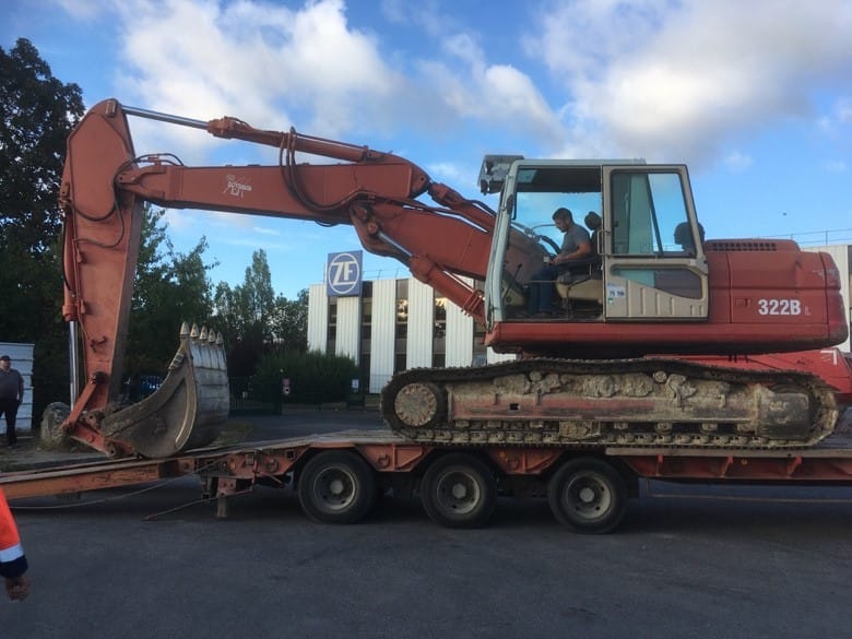 Une pelleteuse chargée sur un porte-engins, le 28 juillet 2020, jour de l’expulsion.