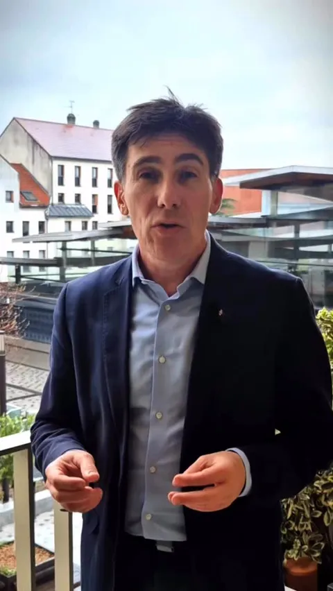 Image de la vidéo « Savoir reconnaître ce poison souvent répandu par la droite », avec un bouton de lecture ; la vidéo s’ouvre sur Facebook.