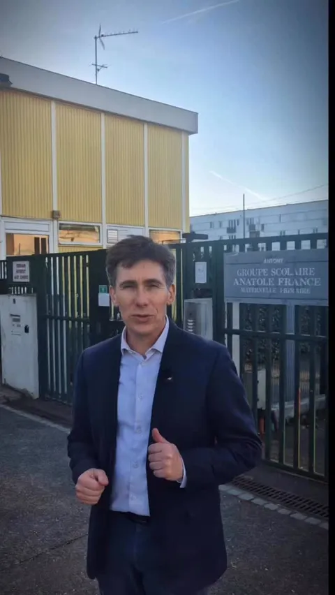 Image de la vidéo « Rénovation des écoles toujours reportée », avec un bouton de lecture ; la vidéo s’ouvre sur Facebook.
