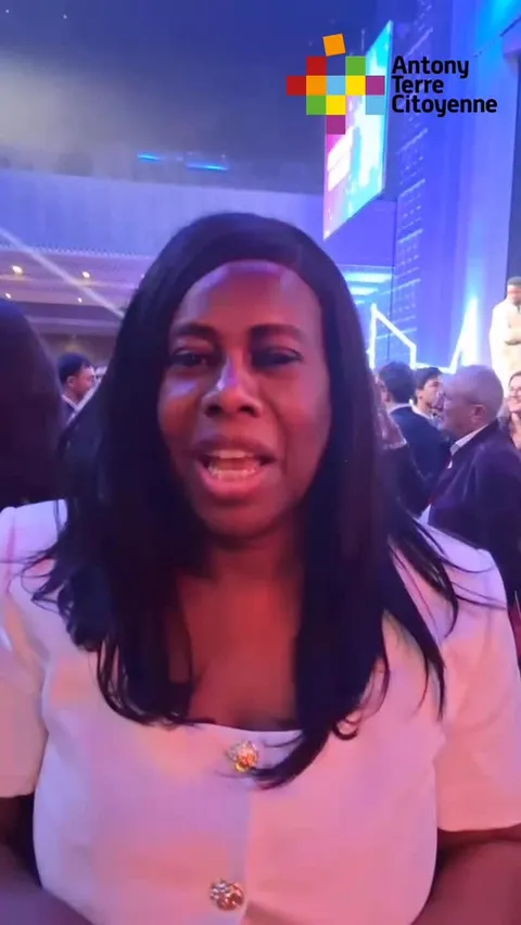 Image de la vidéo de soutien de Dieynaba Diop, avec un bouton de lecture ; la vidéo s’ouvre sur Facebook.