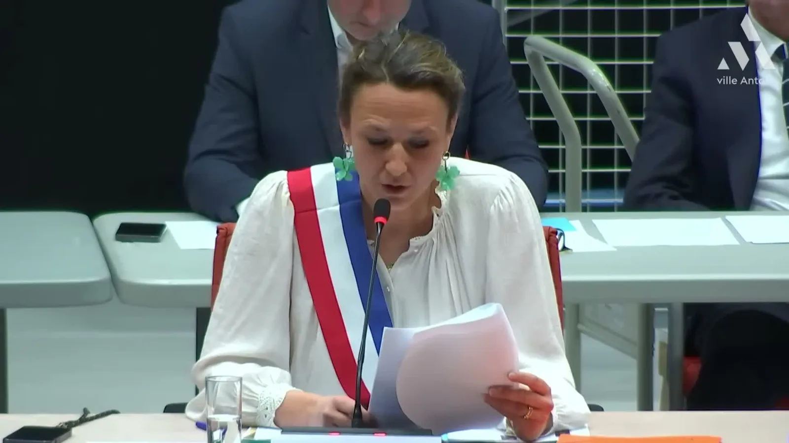 Aude Nodé-Langlois, écharpe tricolore en travers de l’épaule, lit un texte au micro pendant la séance d’installation.
