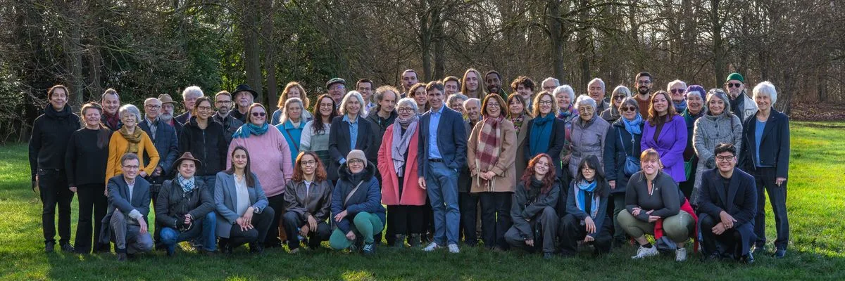 Photo de groupe du collectif Antony Terre Citoyenne : une cinquantaine de personnes réunies en extérieur, sur une pelouse bordée d'arbres.